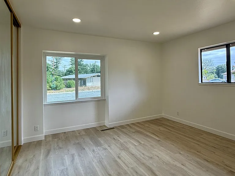 390 Howard Dr — Photo 12