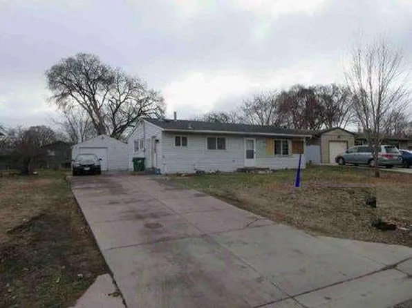6430 Girard Ave N, Brooklyn Center, MN 55430