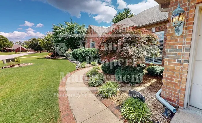 4 bed, 2.5 bath, 2450 sqft, $2,550 — Photo 2