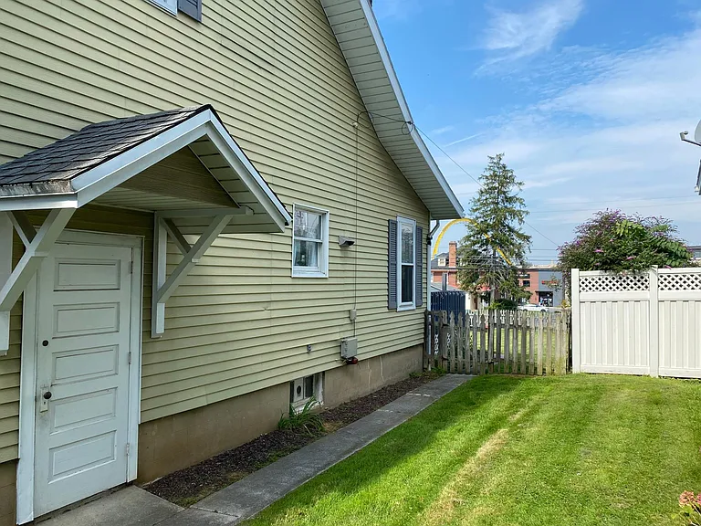 127 W Caracas Ave — Photo 20