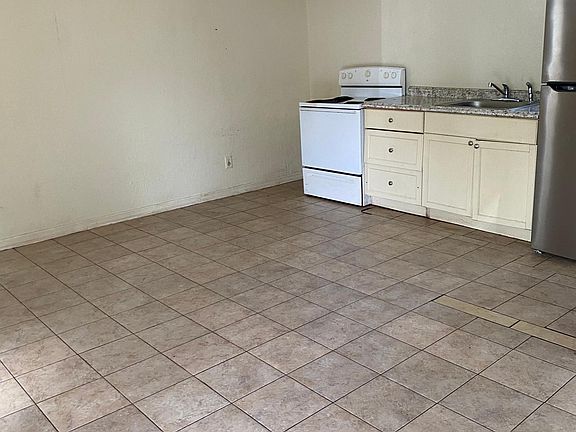 5th image of 635 Center St