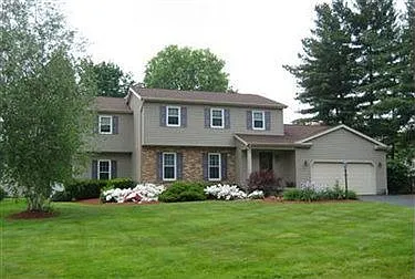 135 Colonial Dr photo 1
