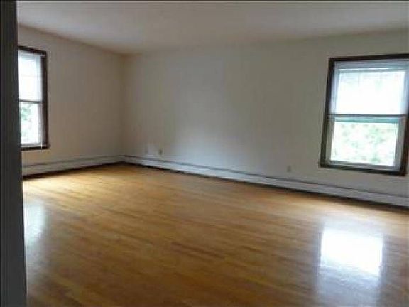 Master Bedroom w Hardwood