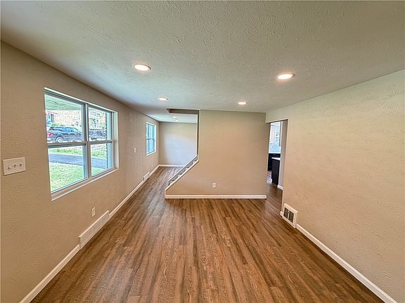 4th image of 137 Emrose Dr