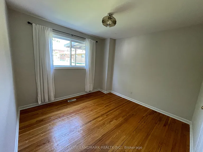 1245 Shamir Cres — Photo 9