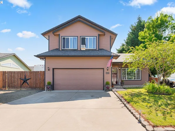 806 N 7th St, Harrisburg, OR 97446
