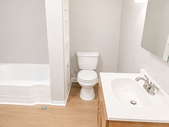 5th image of 104 Spring St