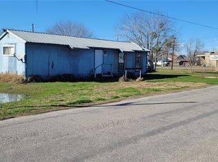 608 S Main St, Seadrift, TX 77983