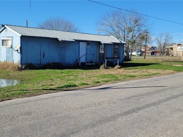 608 S Main St, Seadrift, TX 77983