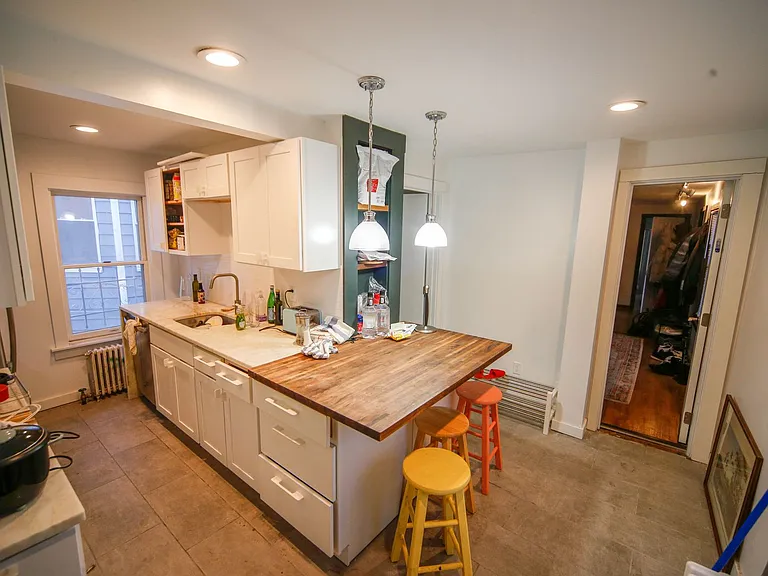 107 Howe St — Photo 4