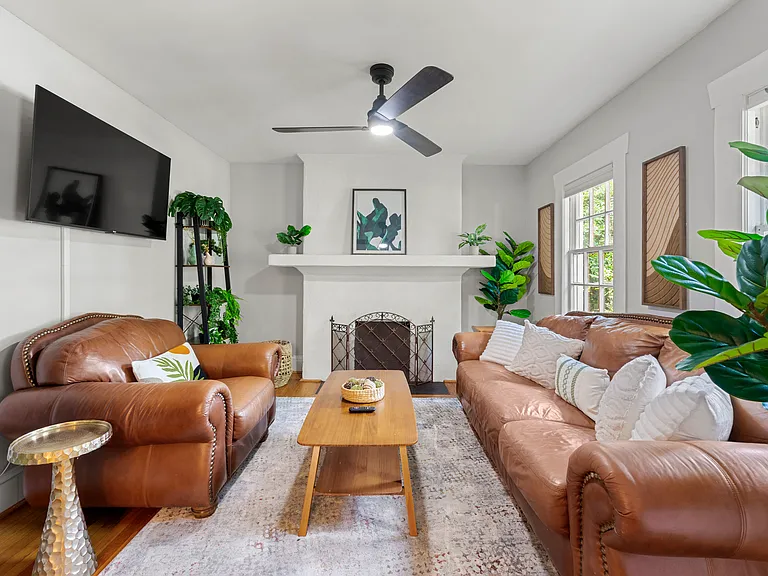 315 W Benson St — Photo 2
