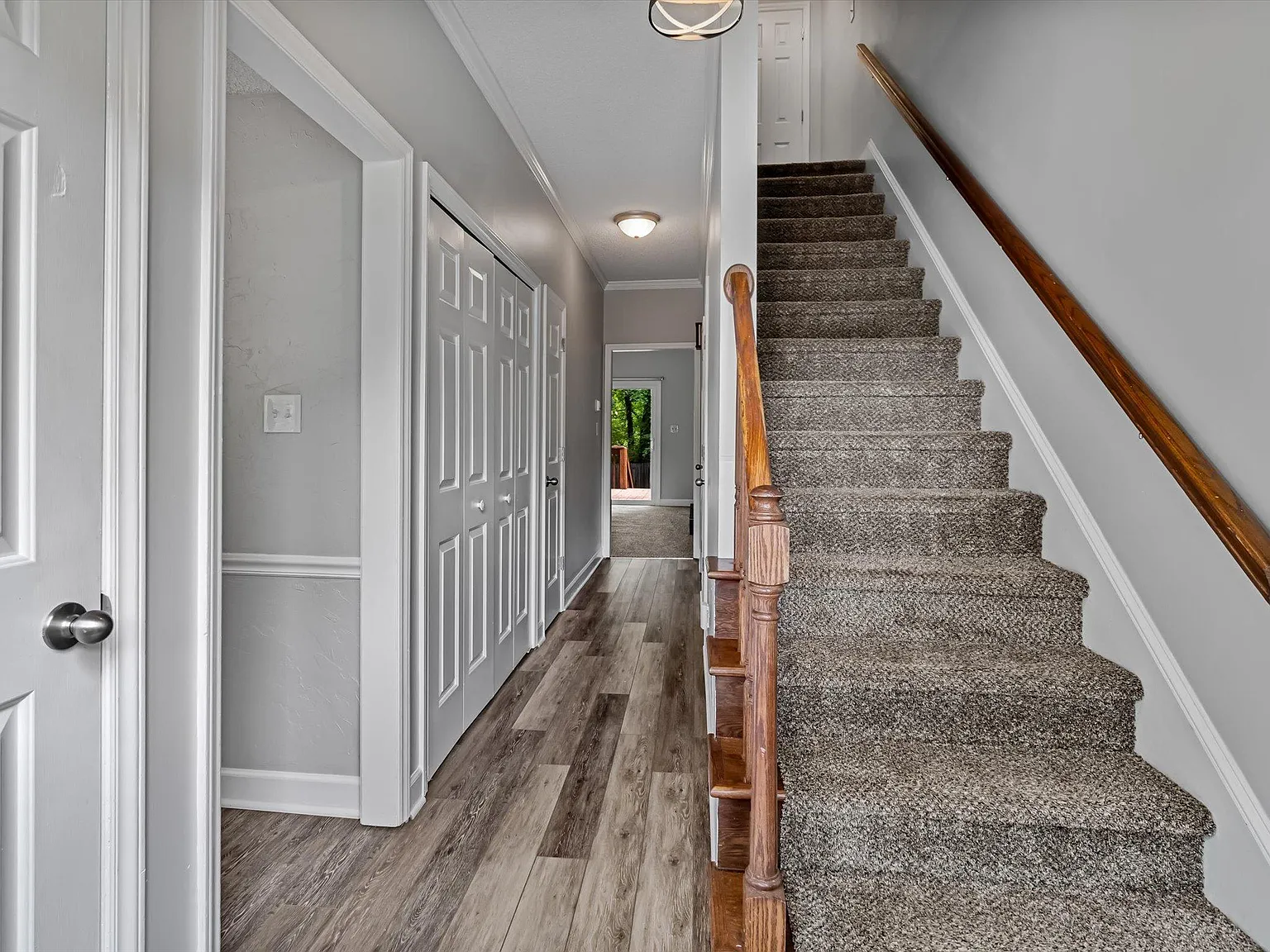 1810 Oakcrest Ct — Photo 2