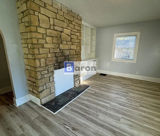 1918 Johnson St — Photo 4