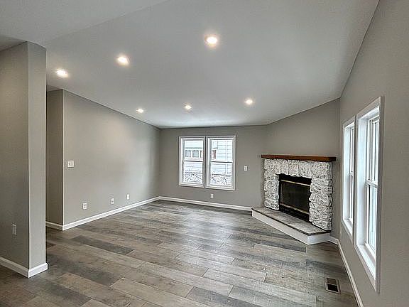 5th image of 18 E Columbus Ave