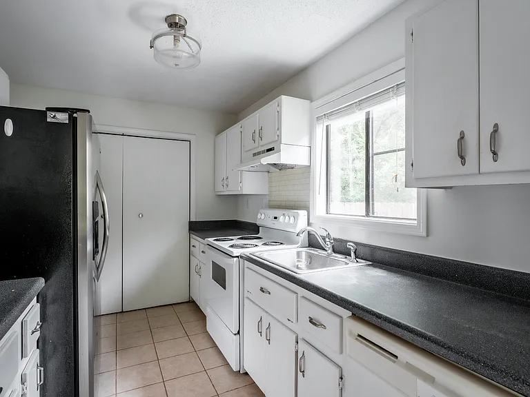 180 Howard St NE #B — Photo 7