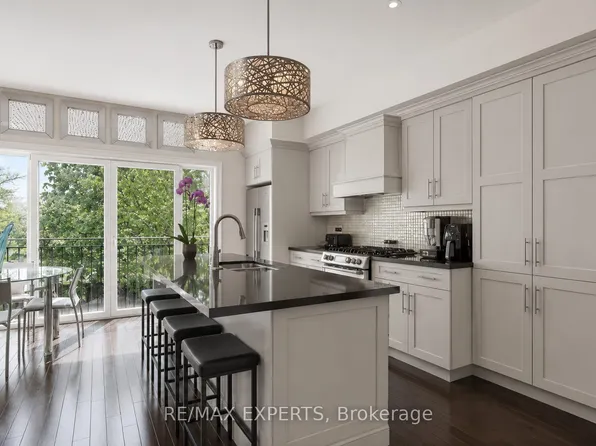 22 Matthew Ct, Toronto, ON M9B 0C1