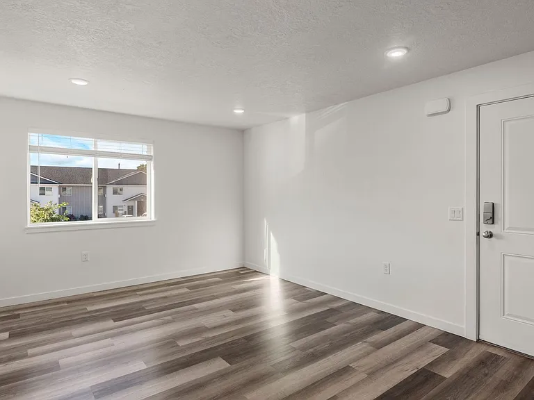 5773 S 5th Ave — Photo 3
