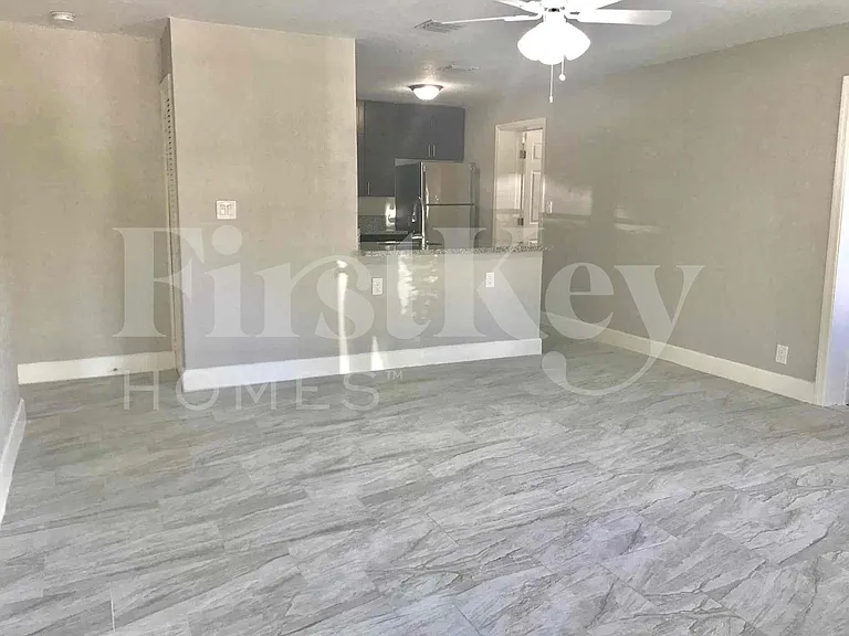 1640 NE 32nd Pl — Photo 2