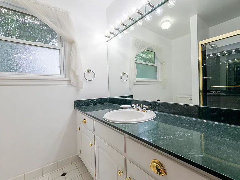 2nd floor full bathroom.