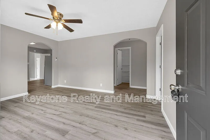 3 bed, 1.0 bath, 1200 sqft, $1,200 — Photo 3