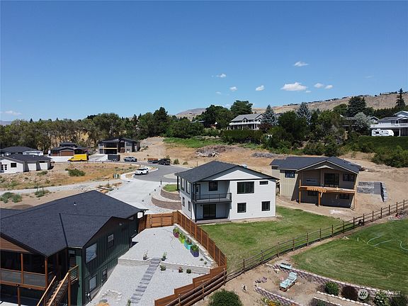 5th image of 225 NW Chinook Way
