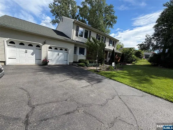73 S Hillside Ave, Succasunna, NJ 07876