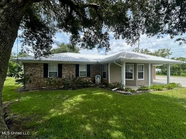 306 Bouslog St, Bay Saint Louis, MS 39520