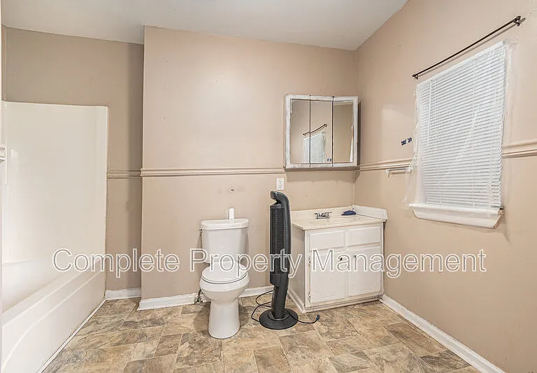 104 Henley St — Photo 6