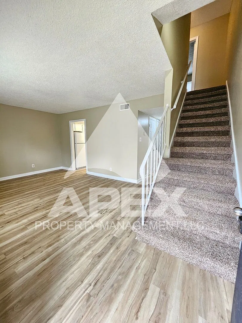 Move-In Special, $1 Rent!! - Nice 2bd - 1.5 Ba. Town House In West Knox Off Cedar Bluff! End Unit!! — Photo 3