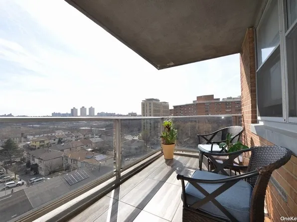 61-20 Grand Cent Parkway image 22 of 32