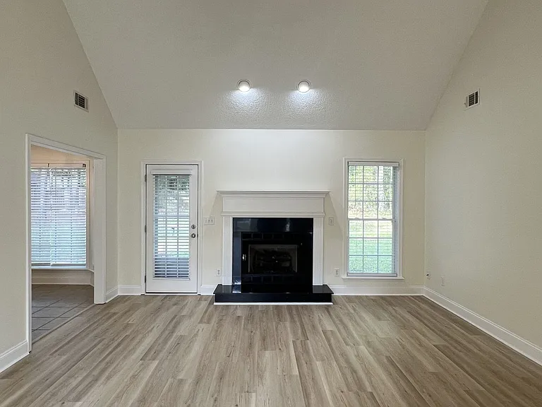 134 Stone Brooke Dr — Photo 3