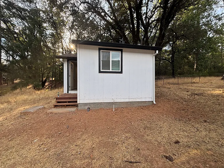 4084 Greenwood Rd #B — Photo 2