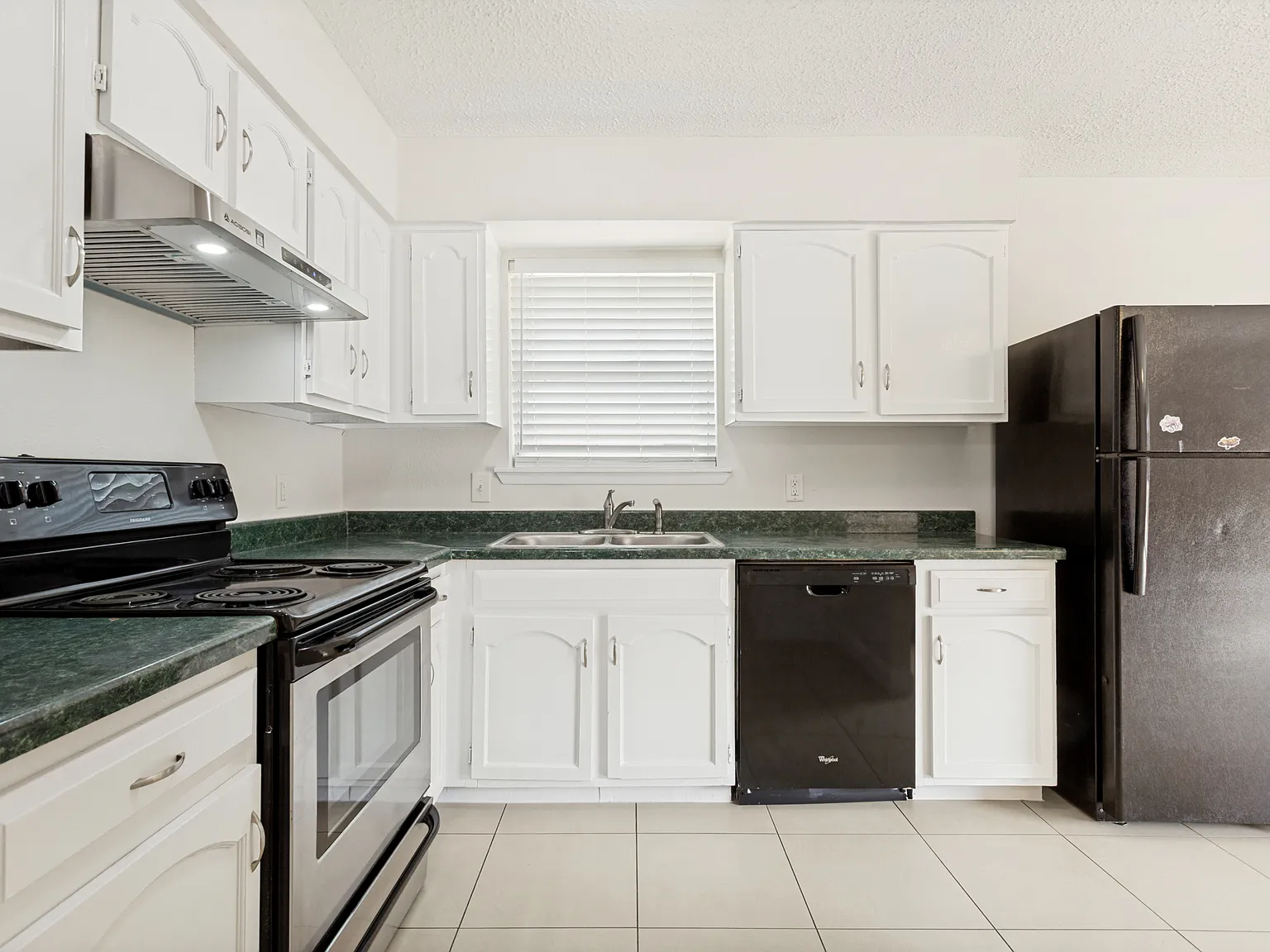 3 bed, 1414 sqft, $2,000 — Photo 4