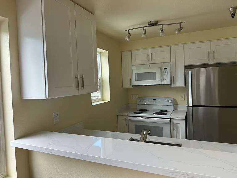 426 Burnett Ave N #1 — Photo 3