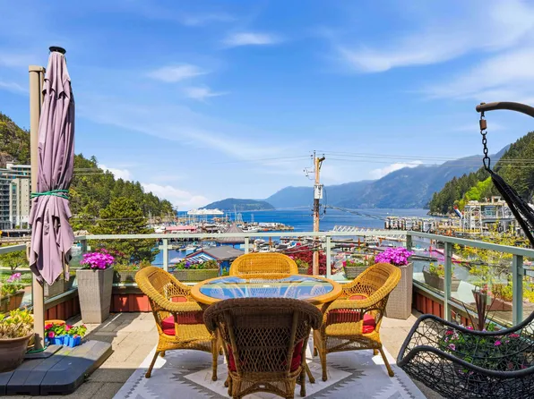 6688 Royal Ave #Penthouse 1, West Vancouver, BC V7W 2B9
