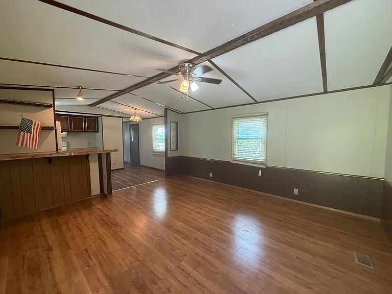 133 Patricia Ln — Photo 2