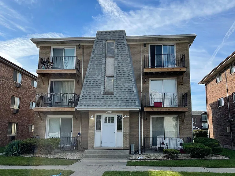 2115 176th Pl #3B — Photo 1