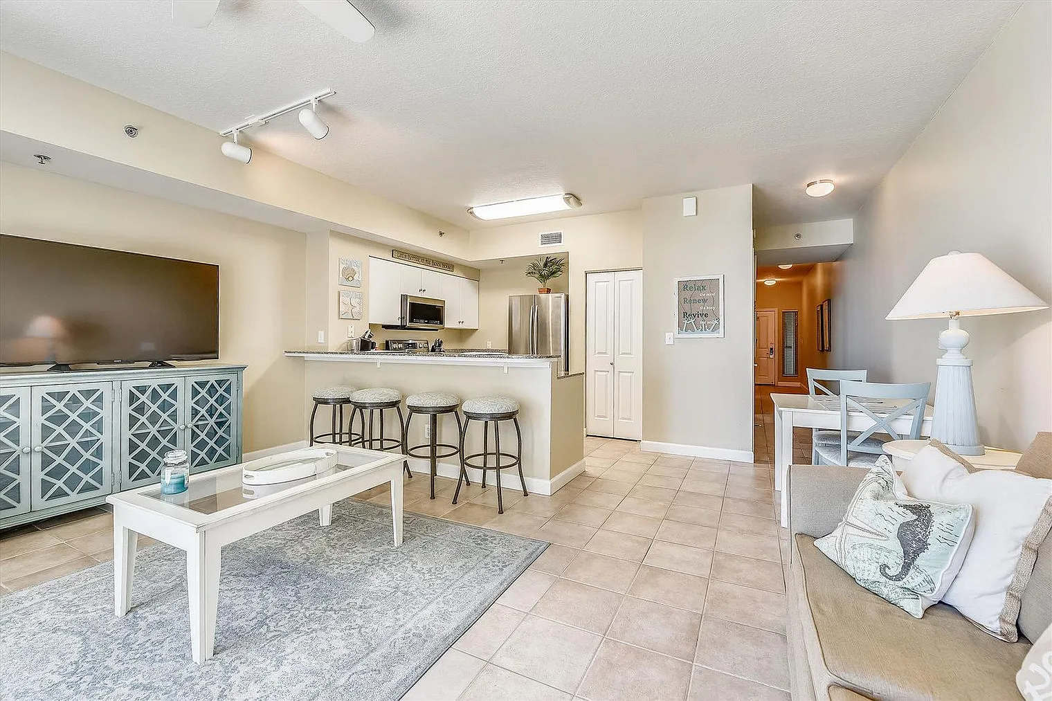 1 bed, 2.0 bath, 850 sqft, $2,637 — Photo 3