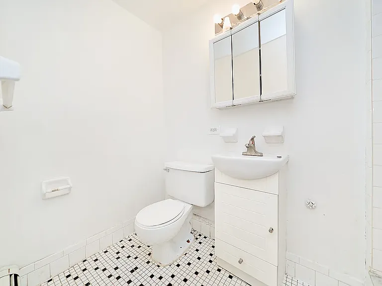 514 W 48th St #1A — Photo 13