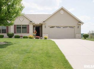 813 Hartz Ct, Le Claire, IA 52722