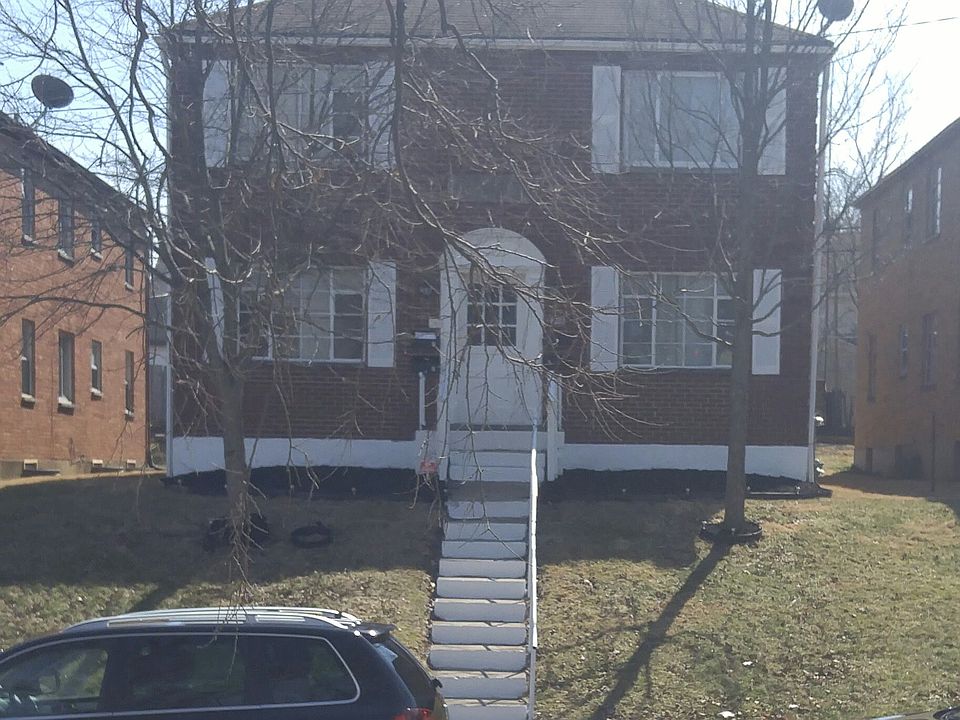 1st image of 216 E Bruce Ave