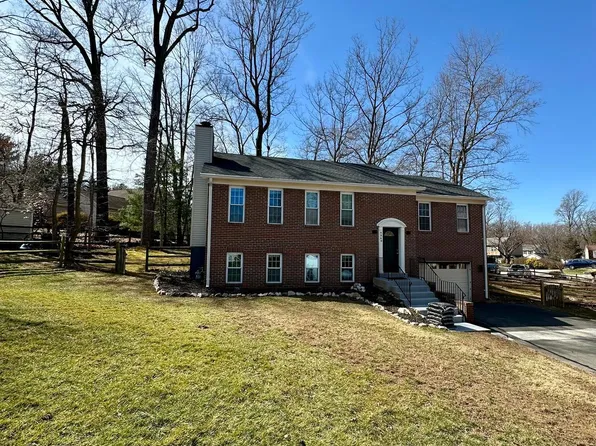5940 Burnside Landing Dr, Burke, VA 22015