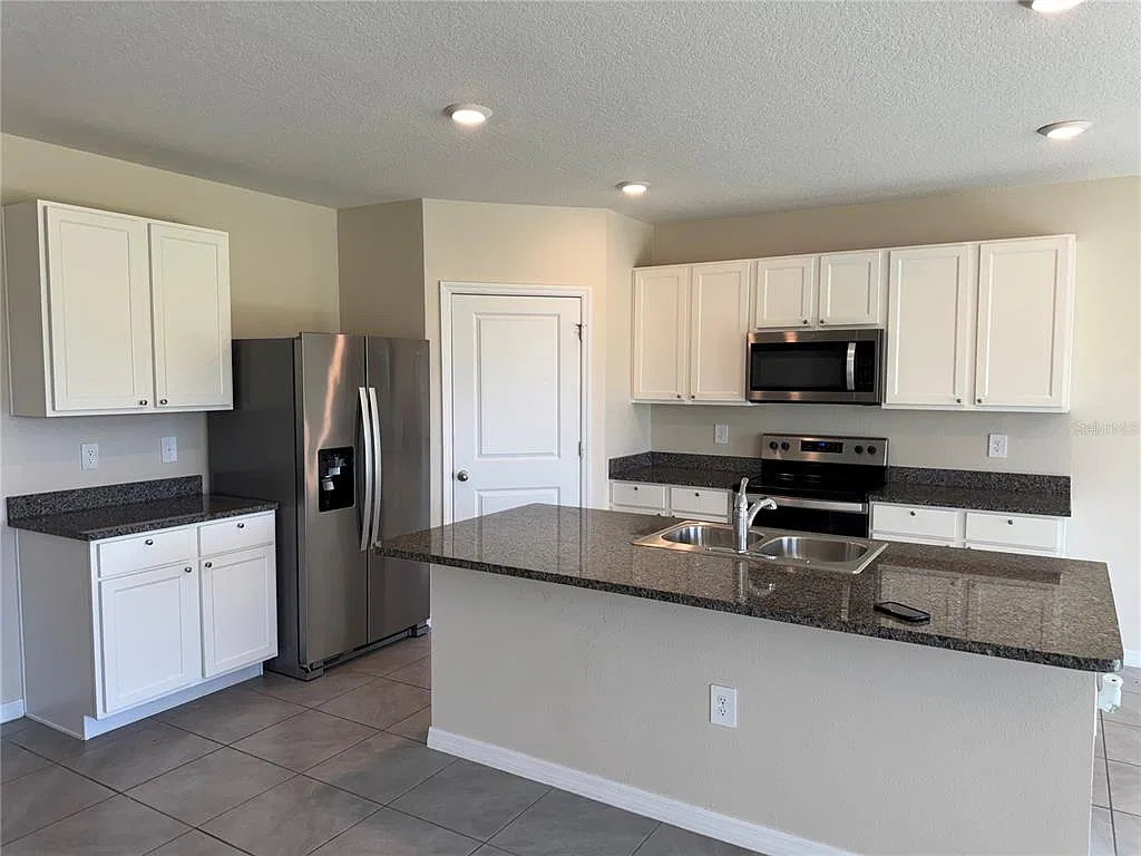 5 bed, 3.0 bath, 2594 sqft, $3,300 — Photo 4