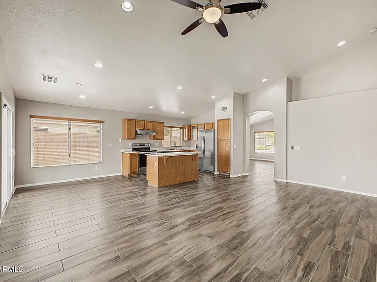 308 W Liberty Ln — Photo 10