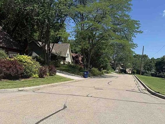 Exterior Neighborhood (street photo)