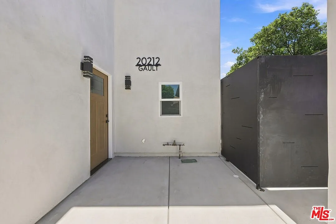 3 bed, 3.0 bath, 1239 sqft, $3,600 — Photo 2