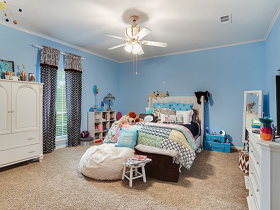 4th image of 930 Benton Ln