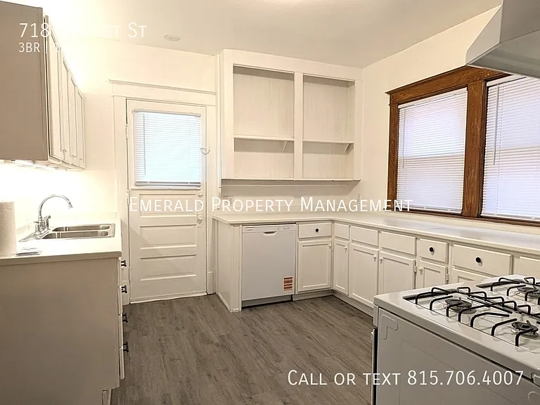 718 Locust St — Photo 9
