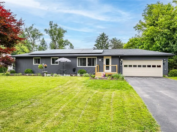 40 Indian Trl, Fairport, NY 14450
