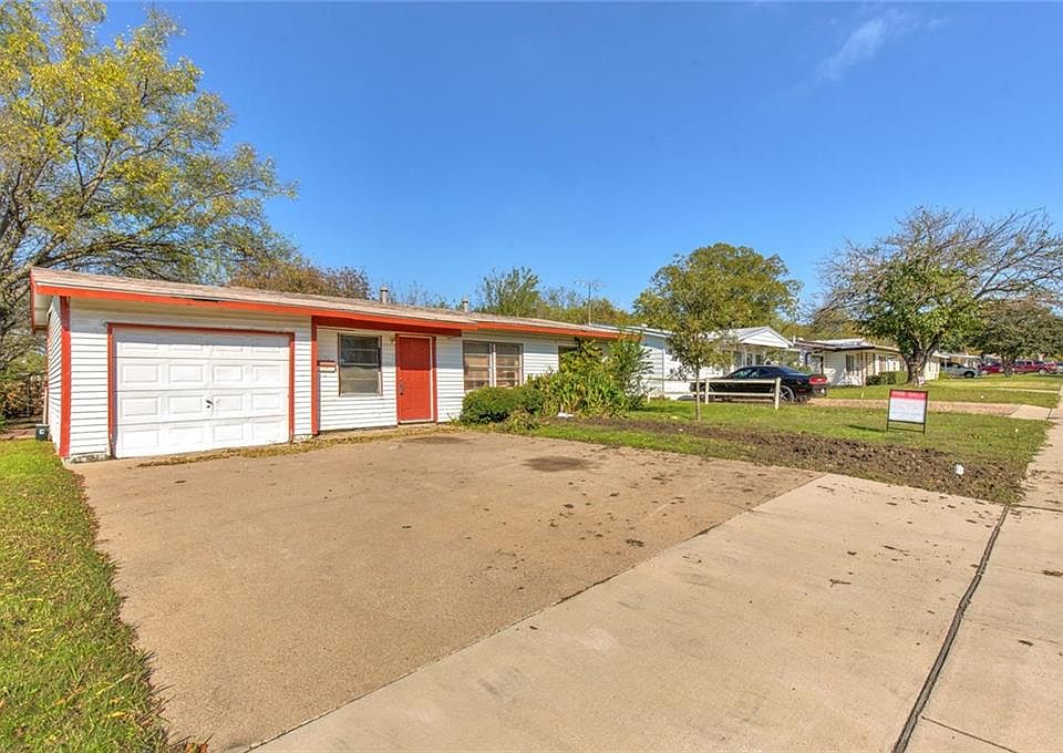 1st image of 905 E Lovers Ln